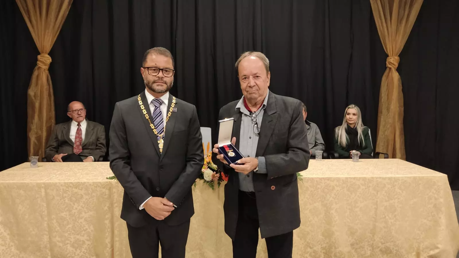 Vídeo: autoridades recebem Medalha Mérito Cabangu em Santos Dumont